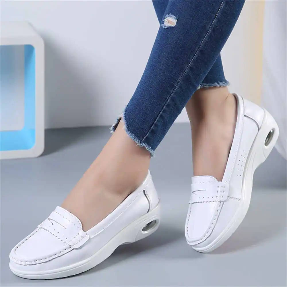 Białe buty sportowe z grubą po – Tech Accessories For College recenzja i cena